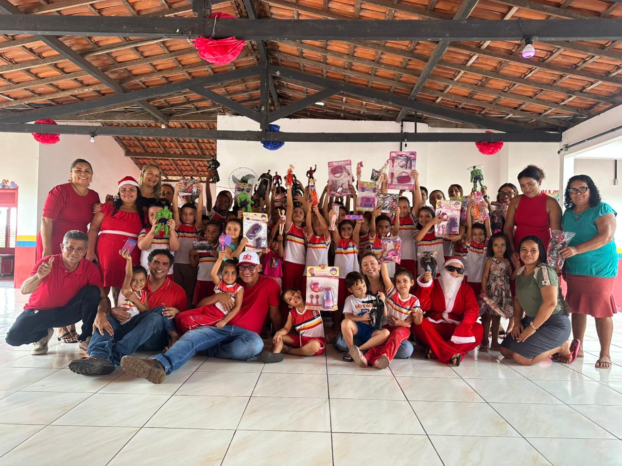 Prefeitura de Bequimão inicia tradicional entrega de brinquedos nas escolas e leva alegria às crianças do município